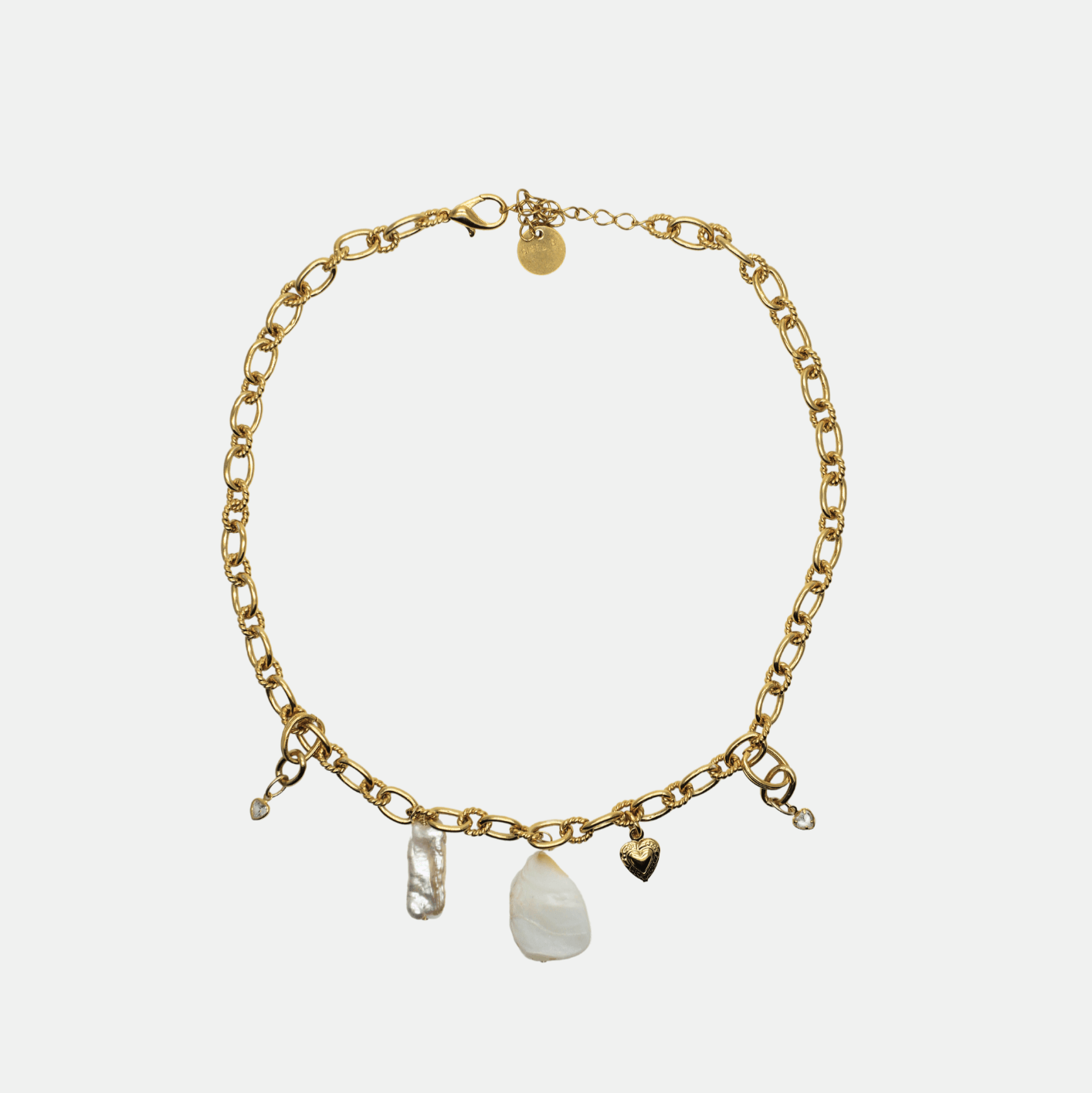 Collier grigri bohème chic en plaqué or avec pendentifs perle, coquillage et cœur, bijou artisanal pour femme, idéal comme cadeau original, idée cadeau femme.